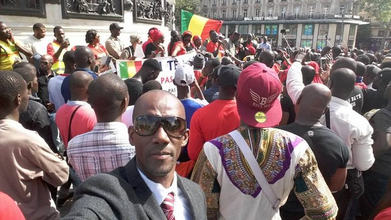 [#Mali un et indivisible pour une grande marche dans les rues de Paris jusqu’à la Place de la République pour indiquer son refus du projet de modification de la constitution Malienne souhaitée par le Président du la République du Mali à un an des élections présidentielles prochaines]. [@MALI  DEW A YE WILLI ]. Bally BAGAYOKO