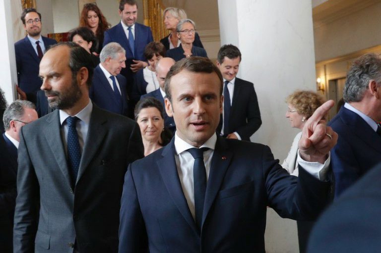 Macron : #Arrêtez vos conneries. Vous cherchez ma mort politique où quoi ? À moins que certains ce soient reconvertis à l’Insoumission ! Bally BAGAYOKO