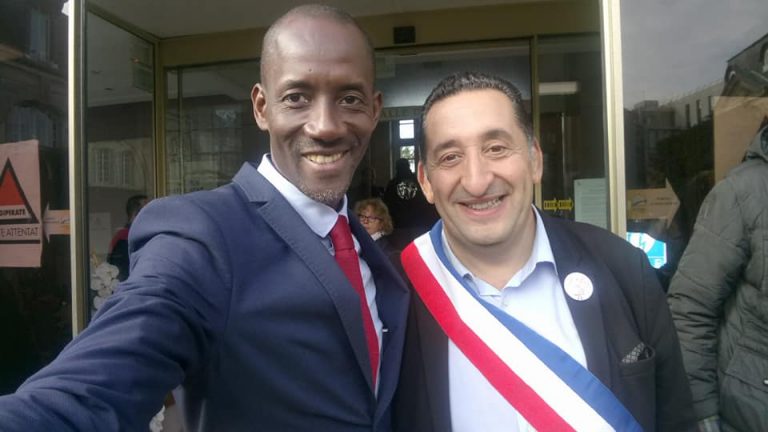 [#”Un excellent article de mon ami Nadir Dendoune, de mon autre ami et camarade de lutte Azzédine Taibi, maire de Stains qui répond toujours et avec la même constance aux sonorités de l’injustice et de l’indignation. Bally BAGAYOKO]