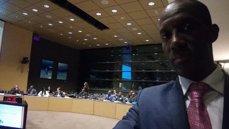 [# Une minute de silence en hommage aux victimes du terrorisme, des guerres, de l’esclavage, dans le monde et en particulier au Mali. Par la CEFOM, lors de la conférence sur la décentralisation en partenariat avec le GRDR Migration Citoyenneté Développement. Bally Bagayoko]
