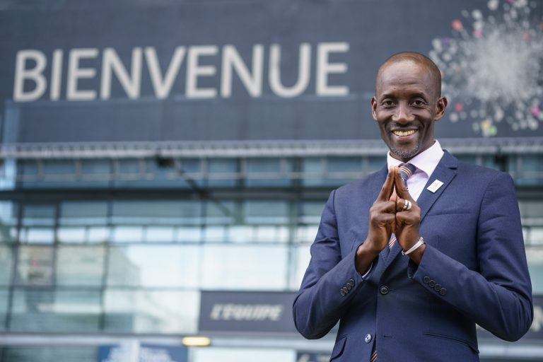 [UNE BONNE ANNÉE 2018 : «……En 2018, c’est tout cela que je souhaite à chacun et chacune d’entre vous et à vos proches, avec une santé de fer comme habit de votre quotidien, croire, ne pas désespérer, aimer, donner à l’autre, sachez recevoir, être utile, audacieux, vivez vos rêves, créer, c’est le sens premier de la vie. Bally BAGAYOKO]
