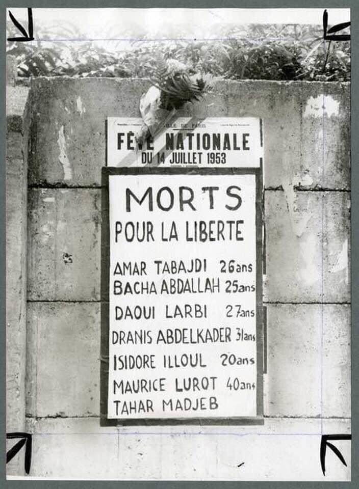 L’autre #14Juillet 1953 à Paris, la police tire à balles réelles sur le cortège du #PCF, de la CGT et des indépendantistes algériens du MTLD et fait 7 manifestants assassinés. Place des Fêtes. À la mémoire des victimes, une affiche prise par un correspondant de L’Humanité.