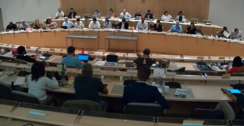 Quel est ce maire qui semble agacé de devoir faire vivre la démocratie au sein du conseil municipal ?