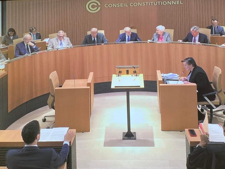 À Ville de Saint-Denis, les élus et leur maire Mathieu Hanotin ont décidé d’appliquer cette loi rétrograde. Résultat : désorganisation des services, augmentation du temps de travail sans augmentation de salaire, suppression de jours de congés sans compensation.. Les mêmes étant en responsabilité à Plaine Commune, ils ont aussi imposé cette loi avec les mêmes conséquences